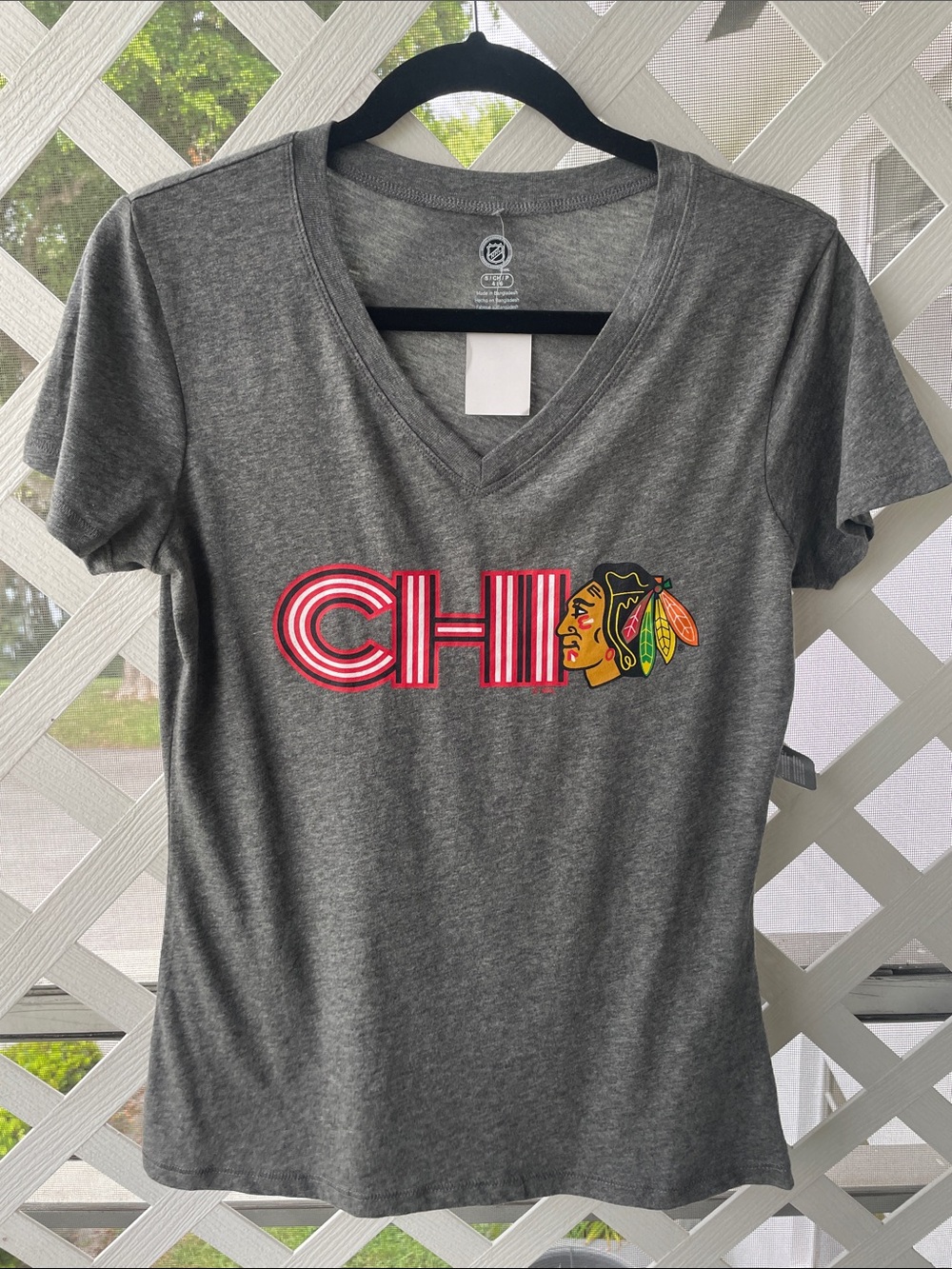 Chicago Blackhawks NHL Women’s Small Gray V-Neck CHI Graphic T-Shirt